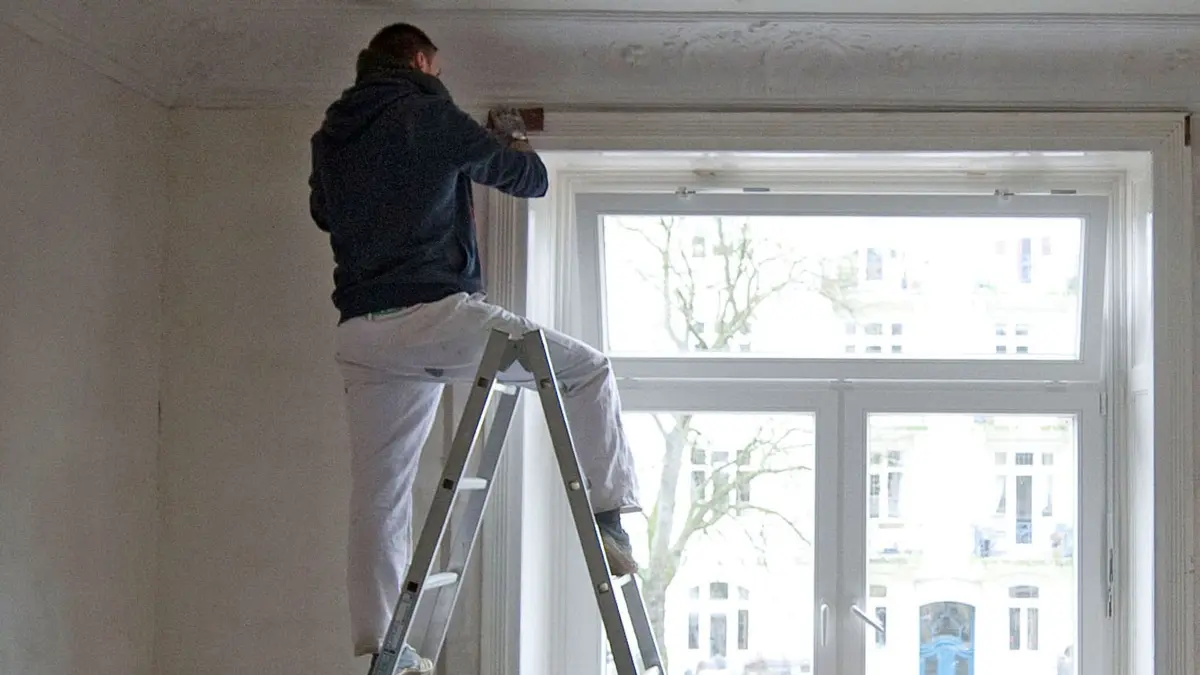 Renovierung einer Mietwohnung: ARCHIV - 01.01.2013, Hamburg: ILLUSTRATION - Ein Handwerker renoviert eine Mietwohnung. (zu dpa: «Größte Wohnungsbaugesellschaft entwickelt ganze Stadtviertel») Foto: Axel Heimken/dpa +++ dpa-Bildfunk +++