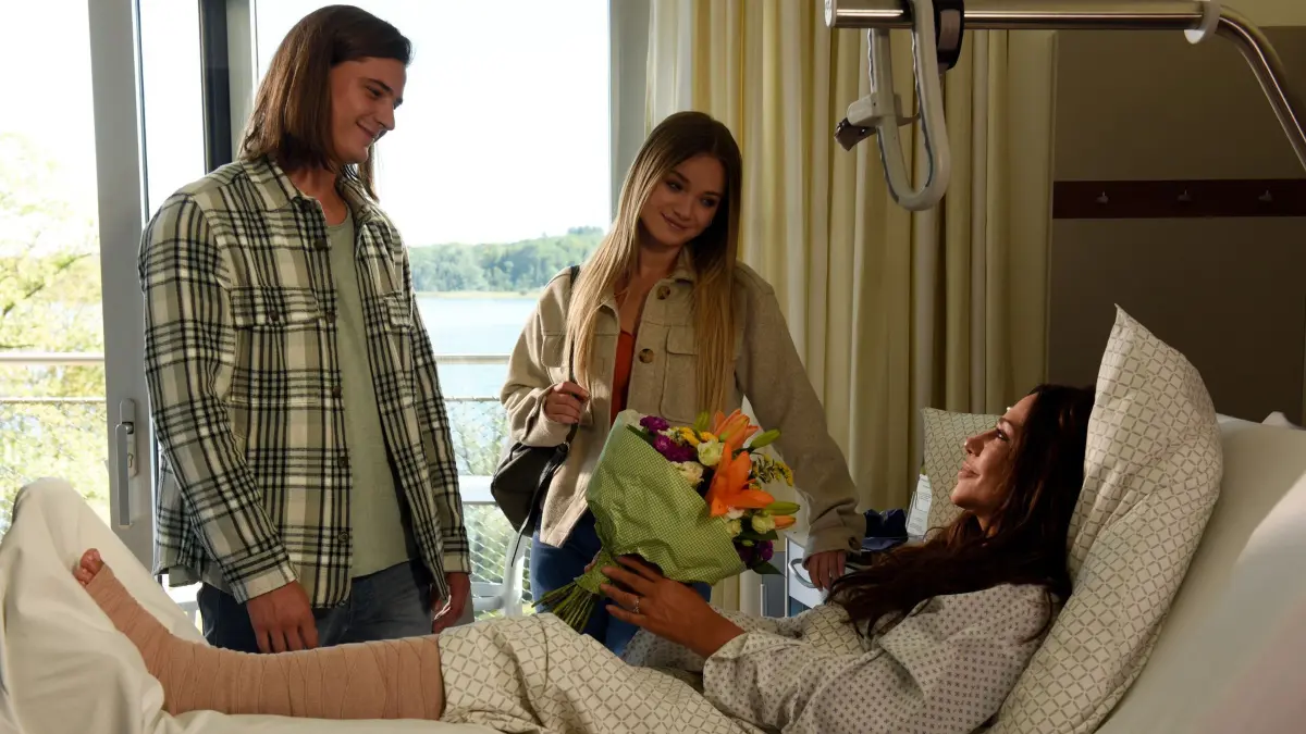 Adrian Steinmann (Kristo Ferkic) und Lilly Engel (Julia Willecke, M.) statten Katja Baumann (Simone Thomalla) einen Besuch im Krankenhaus ab.