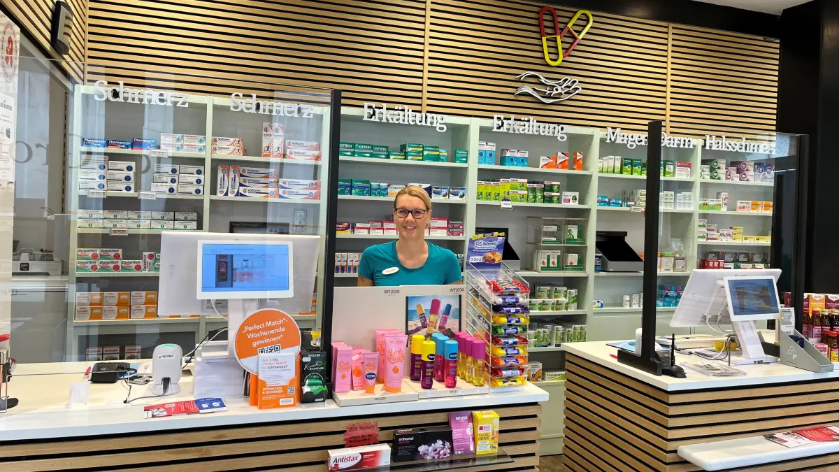 Corinne Hauler in der Eutinger Engel-Apotheke. Die PTA arbeitet dort seit 22 Jahren und ist Kosmetik-Expertin.