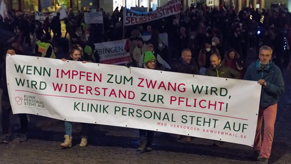 (ohne Überschrift): Vorsicht: Dieses Foto ist möglicherweise nur für den einstigen Verlag Schwäbisches Tagblatt verwendbar. Impfgegner-Demo 14. Februar 2022