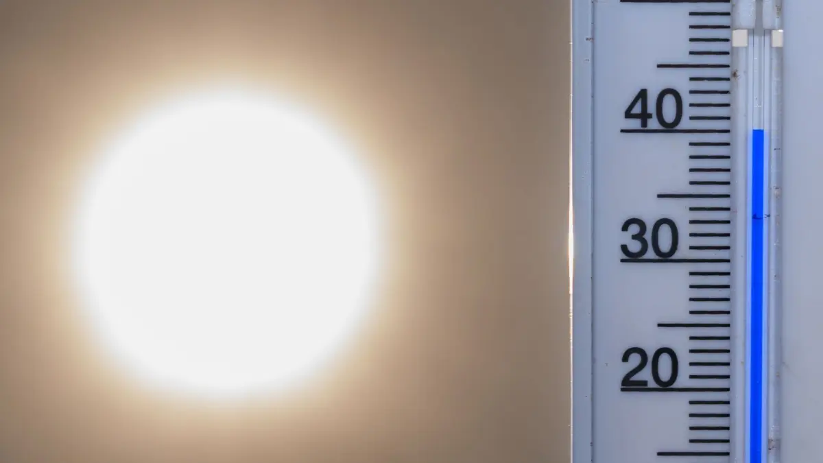 Hitze: ARCHIV - 27.06.2026, Brandenburg, Frankfurt (Oder): 40 Grad Celsius zeigt ein Thermometer vor der Mittagssonne an. (zu dpa: «Rathauschef: Bei Hitze auf andere achten») Foto: Patrick Pleul/dpa +++ dpa-Bildfunk +++