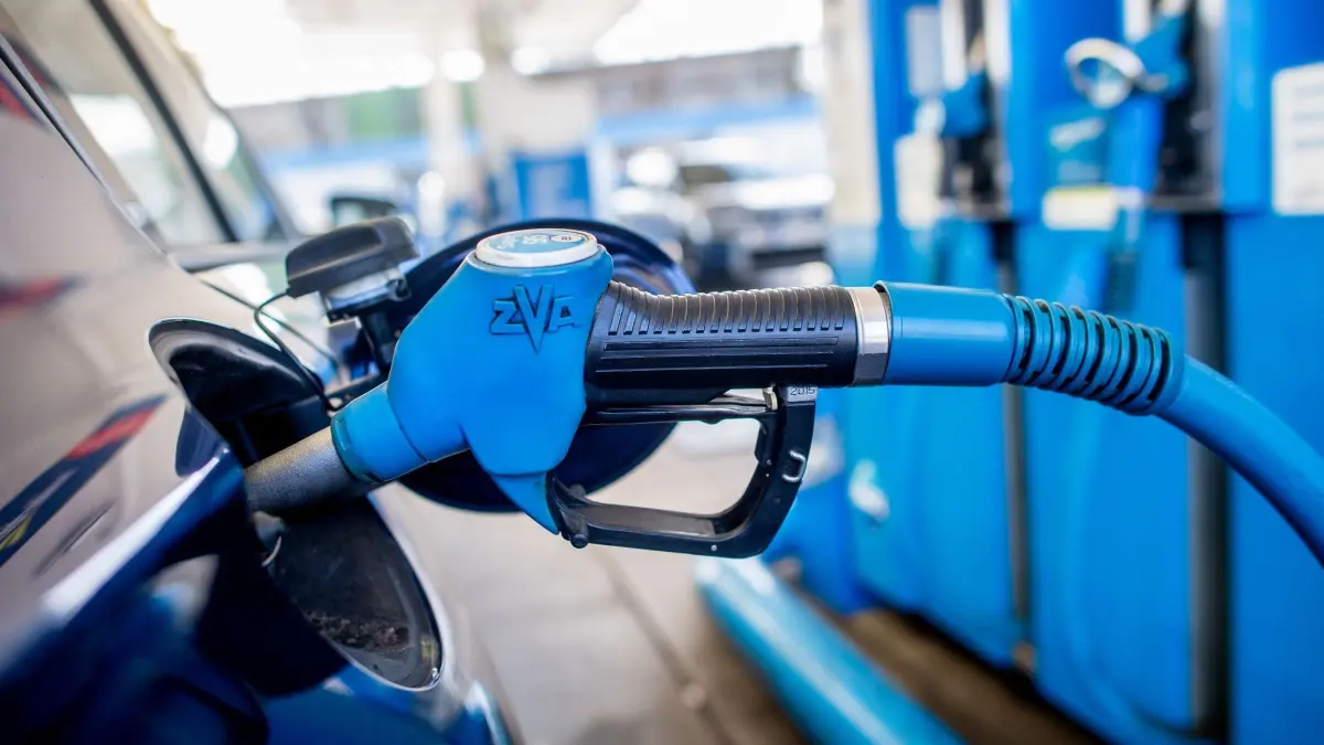 Tankstelle: ARCHIV - 06.03.2026, Niedersachsen, Oldenburg: Eine Zapfpistole mit der Aufschrift „Super 95“ steckt an einer Tankstelle in der Tanköffnung eines Fahrzeugs. (zu dpa: «So viel teurer ist Tanken an der Autobahn in Niedersachsen») Foto: Hauke-Christian Dittrich/dpa +++ dpa-Bildfunk +++