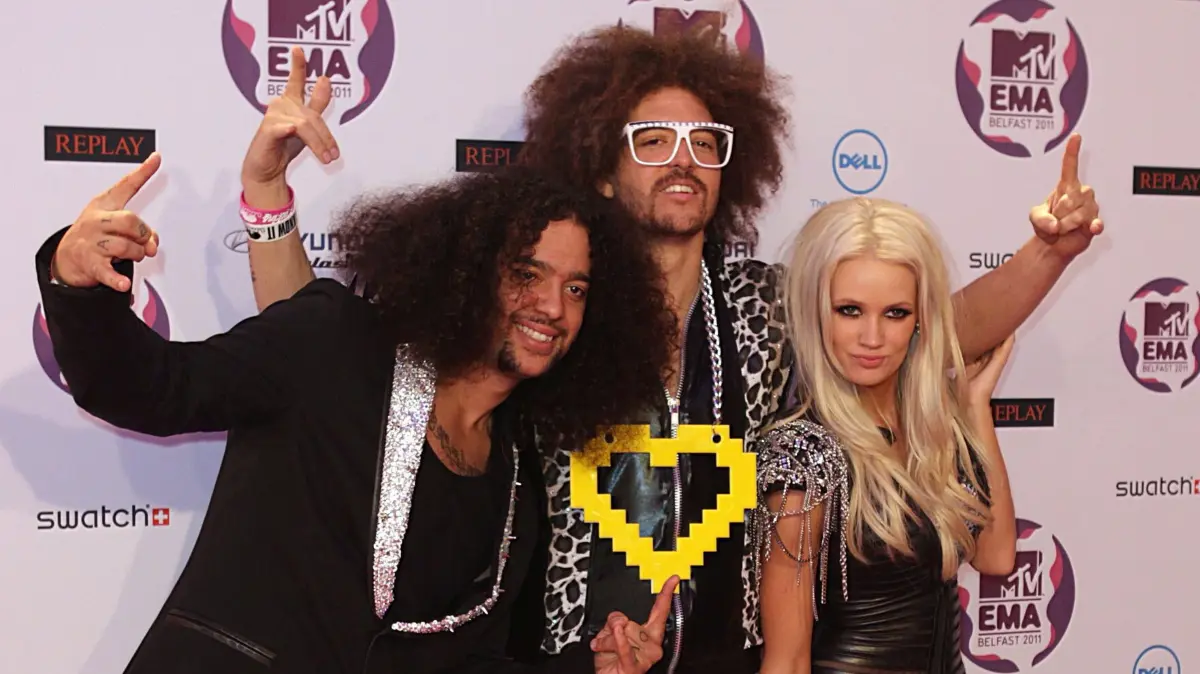 Redfoo (C) und SkyBlu (L) und Laura Bennet bei den 2011 MTV Europe Music Awards (EMA).
