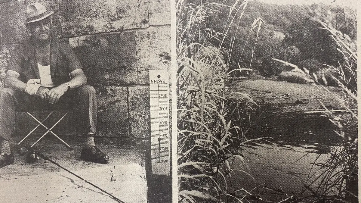 Ein Fischer blickt 1976 mit Besorgnis auf den fallenden Wasserpegel am Kocher. Da der Pegelstand weit unter normal liegt, hat der Wasserstandsmesser am Kocher unterhalb der Henkersbrücke (links) seine Funktion verloren. Das Wasser liegt mindestens 20 Zentimeter tiefer. Im rechten Bild ist der nur noch träge dahinfließende Kocher zu sehen.