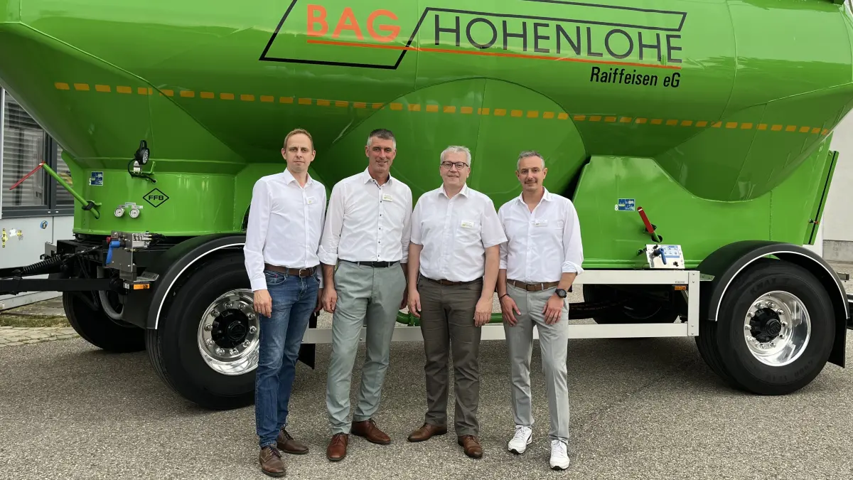 BAG Hohenlohe: Tobias Schirrle, stellvertretender Aufsichtsratsvorsitzender, Aufsichtratsvorsitzender Volker Baumann, Vorstandsvorsitzender Sven Schneider und Vorstand Hannes Zipfel (v. li.) informieren die Mitglieder über wichtige Entwicklungen des vergangenen Jahres.