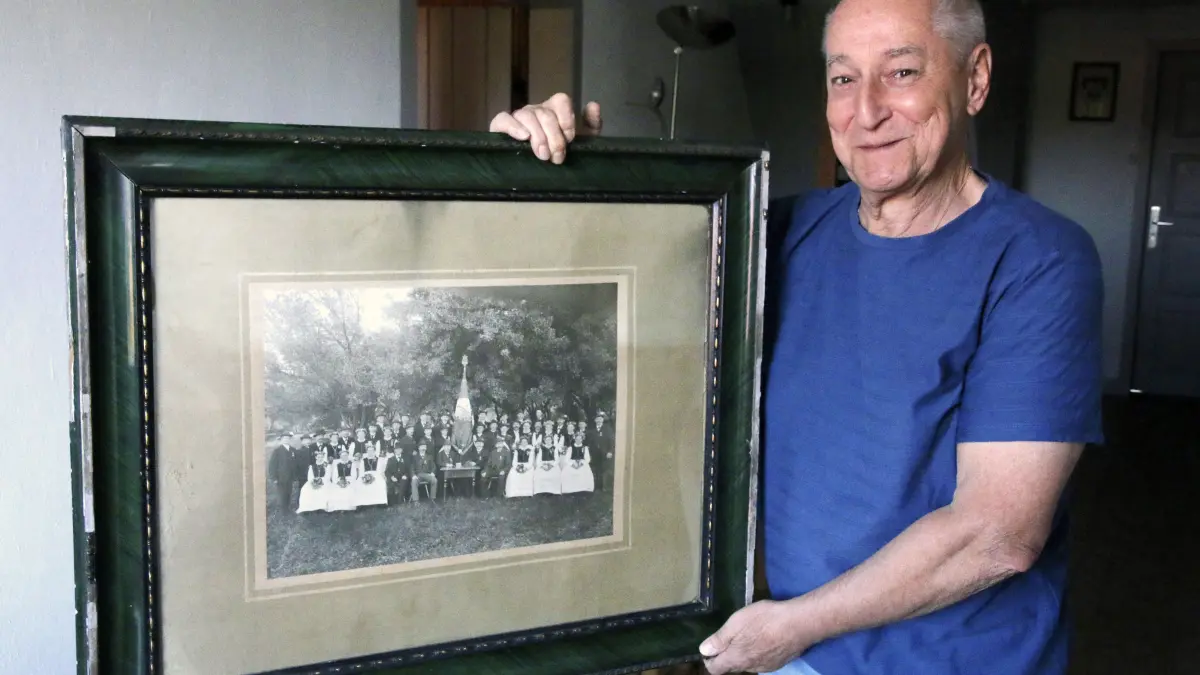 150 Jahre Liederkranz Weiler - Vorsitzender Jürgen Klaus mit einem alten Bild des Liederkranzes von der Fahnenweihe 1907