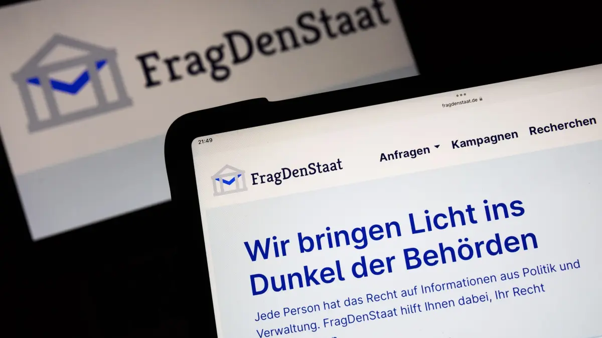 „Frag den Staat“ ist ein Projekt zur Förderung der Informationsfreiheit. Das Portal soll Bürgerinnen und Bürger dabei unterstützen, Anfragen an Behörden zu stellen. Noch ist unklar, was sich in Zukunft in Sachen Informationsfreiheit ändern wird.