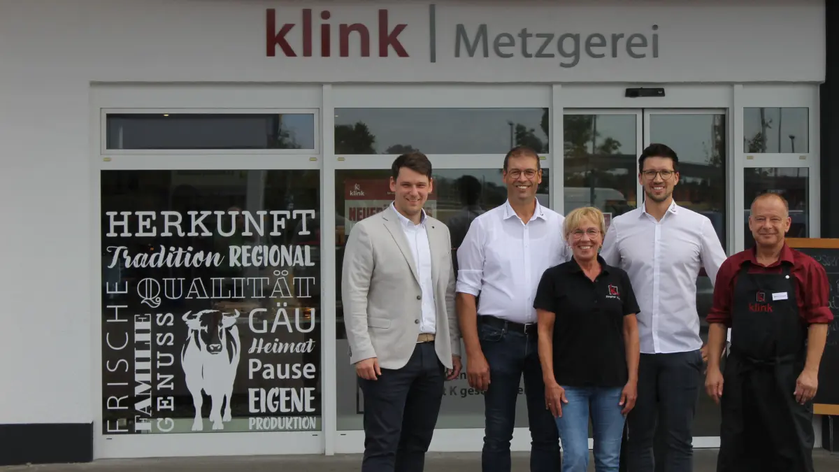 Flankiert von Ergenzingens Ortsvorsteher Timo Wachendorfer (links)stellen sich Simon, Dagmar und Max Klink (alle Geschäftsleitung) und Mario Zaspel (Filialleiter) unserem Fotografen.