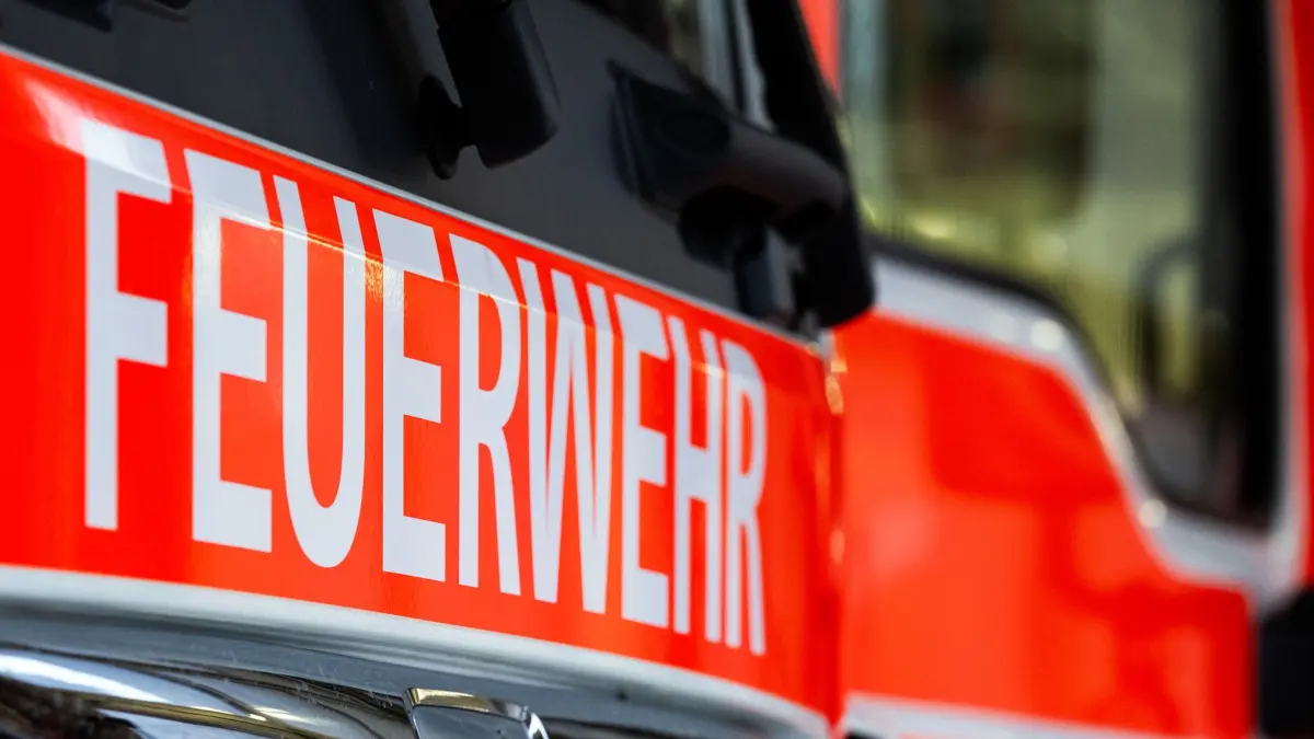 Waldbrände: ARCHIV - 30.12.2024, Berlin: Ein Einsatzfahrzeug mit der Aufschrift «Feuerwehr», aufgenommen nach der traditionellen Pressekonferenz der Berliner Feuerwehr in der Feuerwache Mitte. (Symbolbild) (zu dpa: «Waldbrände gelöscht: A9 bei Bad Lobenstein wieder frei») Foto: Soeren Stache/dpa +++ dpa-Bildfunk +++
