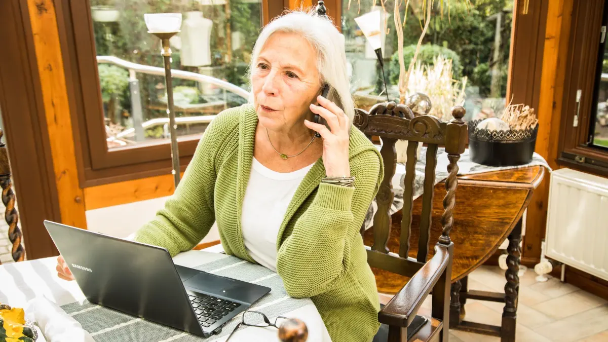 Best Agerin mit Laptop und Smartphone: ILLUSTRATION - Ruhe bewahren und skeptisch bleiben. Wenn am Telefon die Rentenversicherung zu Zahlungen auffordert, stecken da Betrüger dahinter. (zu dpa: «Betrugsmaschen bei der Rente: Wie Sie sich schützen») Foto: Christin Klose/dpa Themendienst/dpa-tmn - Honorarfrei nur für Bezieher des dpa-Themendienstes +++ dpa-Themendienst +++