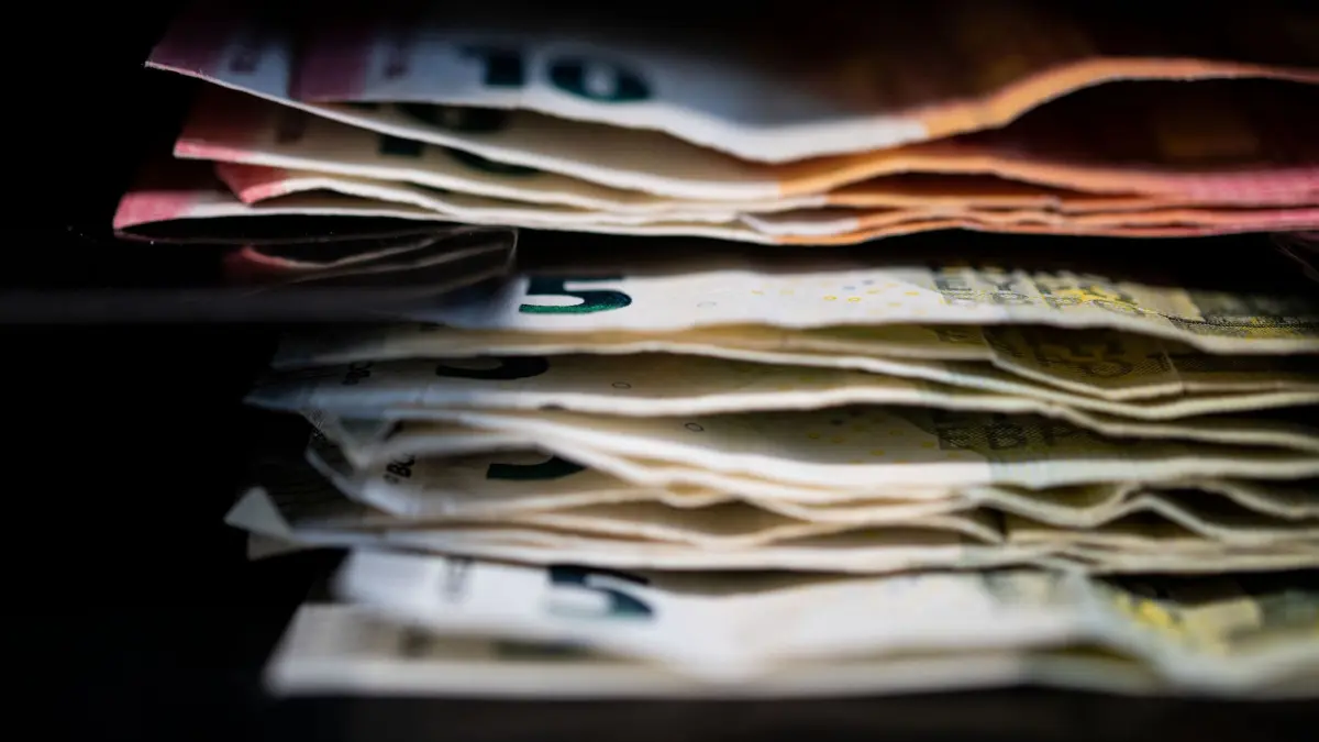 Geldscheine: ARCHIV - 30.03.2022, Baden-Württemberg, Stuttgart: Städte, Gemeinden und Kreise wollen mehr Geld aus dem kommunalen Finanzausgleich. (zu dpa: «Finanzausgleich: Städte sollen mehr investieren können») Foto: Marijan Murat/dpa/dpa-tmn +++ dpa-Bildfunk +++