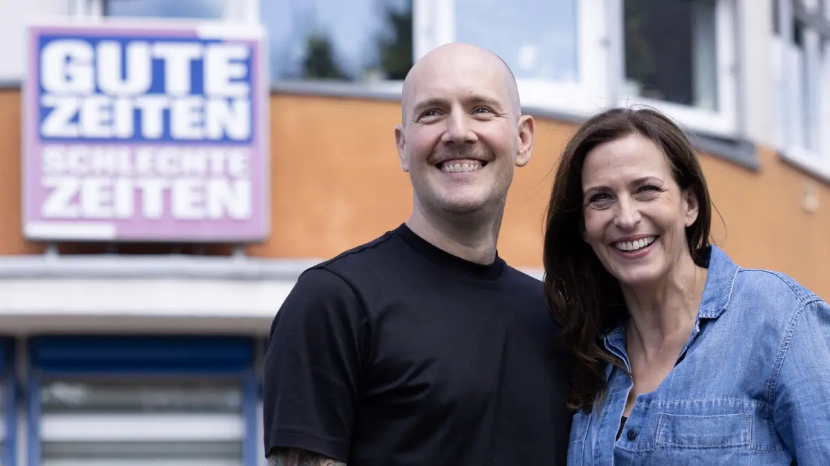 Oliver Petszokat und Ulrike Frank vor dem GZSZ-Set in Babelsberg.
