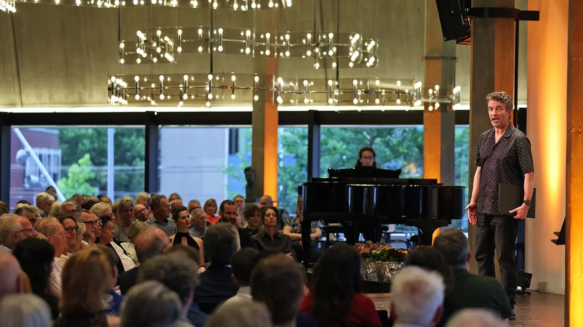 Auch wehmütige Stimmung bei der Theaterpreis-Gala: Stephan Clemens singt „Wohin ist das alles, wohin?“.