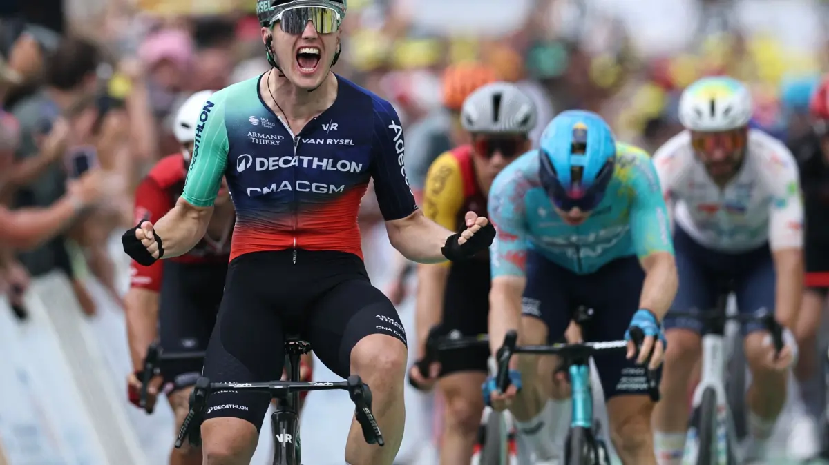 CYCLING-TDF-2026-STAGE 5: Decathlon CMA CGM Team's Dutch rider Olav Kooij cycles to the finish line to win the 5th stage ahead of XDS Astana Team's German rider Max Kanter (R) on the 113th edition of the Tour de France cycling race, 158 km between Lannemezan and Pau in southwestern France, on July 8, 2026. (Photo by Anne-Christine POUJOULAT / AFP)