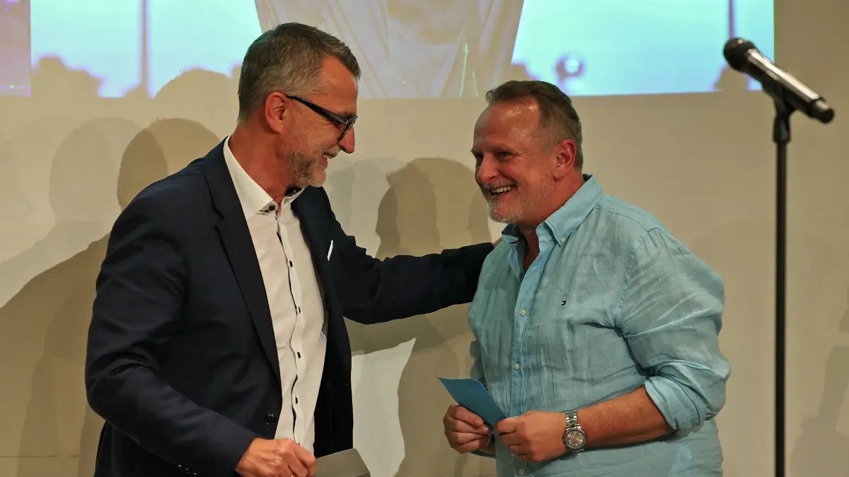 Ulrich Becker, Chefredakteur der SÜDWEST PRESSE, überreicht Markus Hottgenroth den mit 1000 Euro dotierten Theaterpreis für das herausragende Ensemblemitglied in der Sparte Schauspiel.