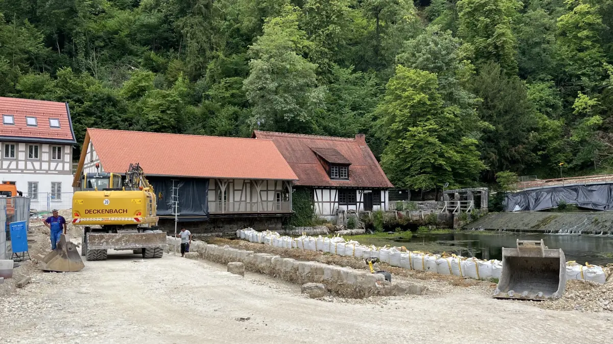 Schotter, Beton und schwarze Planen prägen derzeit die Ansicht am berühmten Blautopf. Aufgrund des Hangrutsches im Februar werden die Bauarbeiten im westlichen Bereich noch bis Ende des Jahres weitergehen.