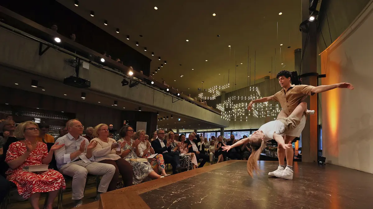 Eine Ulmer Theaterpreis-Gala auch der Abschiede: Maya Mayzel und Magnum Phillip verlassen nach der Saison das Haus. Die Russin erhielt den mit 1000 Euro dotierten Preis als herausragendes Ensemblemitglied in der Sparte Tanztheater.
