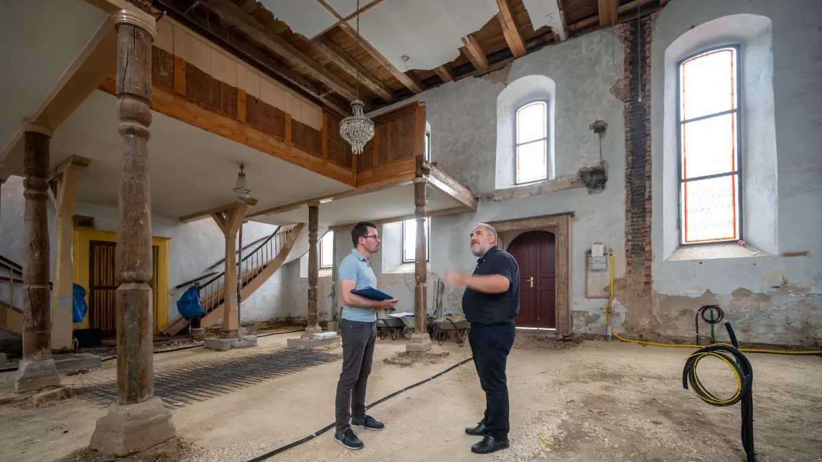 Bartenbach Unendliche Geschichte: In der alten Bartenbacher Dorfkirche ( heute Armenisch Apostolisch) geht die Sanierung im Inneren weiter mit Pfarrer Diradur S. und Kreisarchivar Weidenbacher