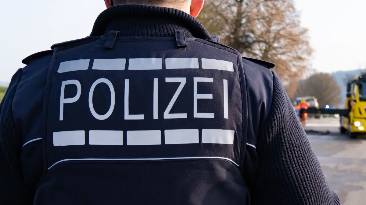 Polizei Polifoto Unfall Symbolfoto Symbolbild ADAC Abschleppwagen Sperrung Landstraße