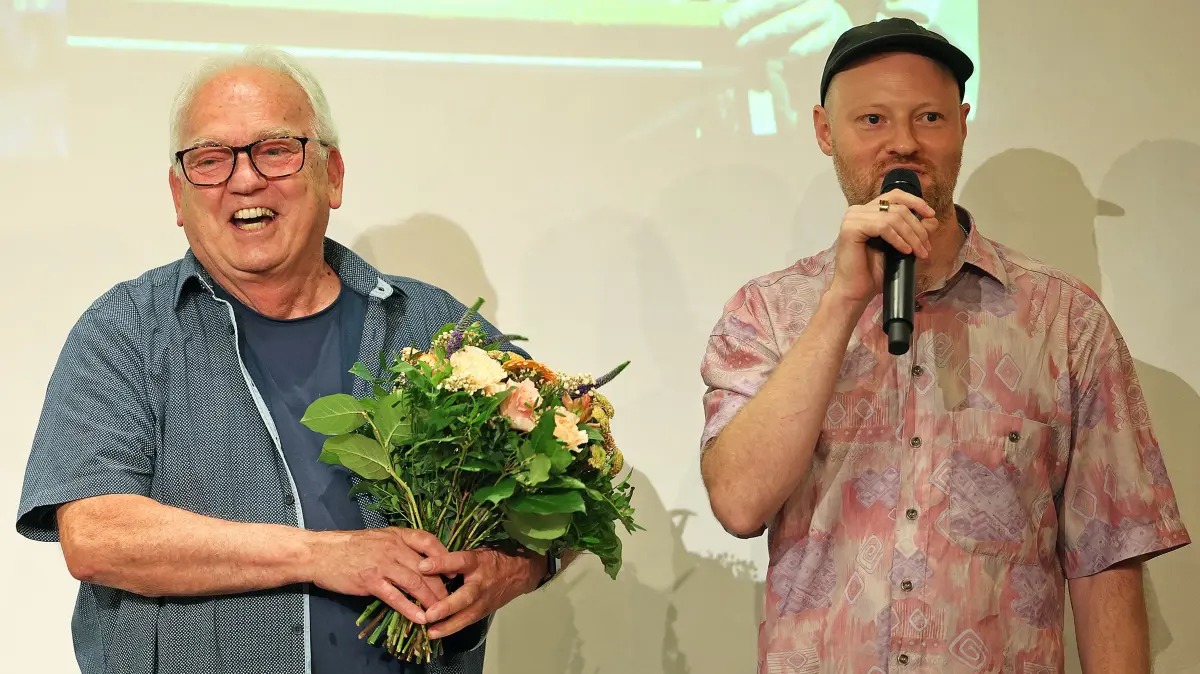 Die beste Aufführung der Saison 2025/2026 im Podium: "Taxi nach Drüben" - es ist die wahre Geschichte des Ulmer Doppelagenten Hermann Reisch (links). Zu den Darstellern gehörte Maurizio Miksch.