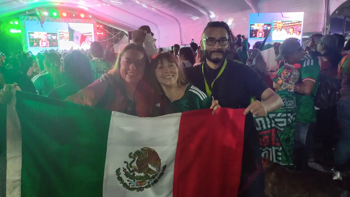 Beim offiziellen Fußballfestival in Tlalpan feiert die Autorin mit 4000 Fans.