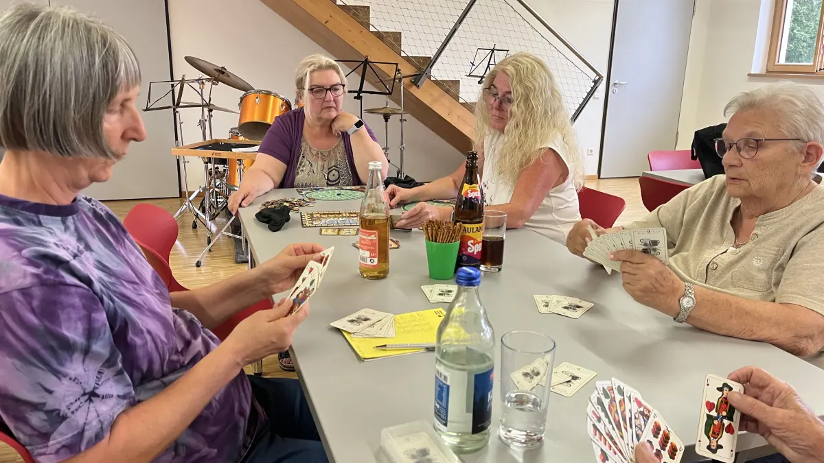 Verspieltes Hayingen: Angela Jürgensen (zweite von links) und Marion Erzberger (dritte von links) haben in Hayingen einen Spieletreff ins Leben gerufen.
