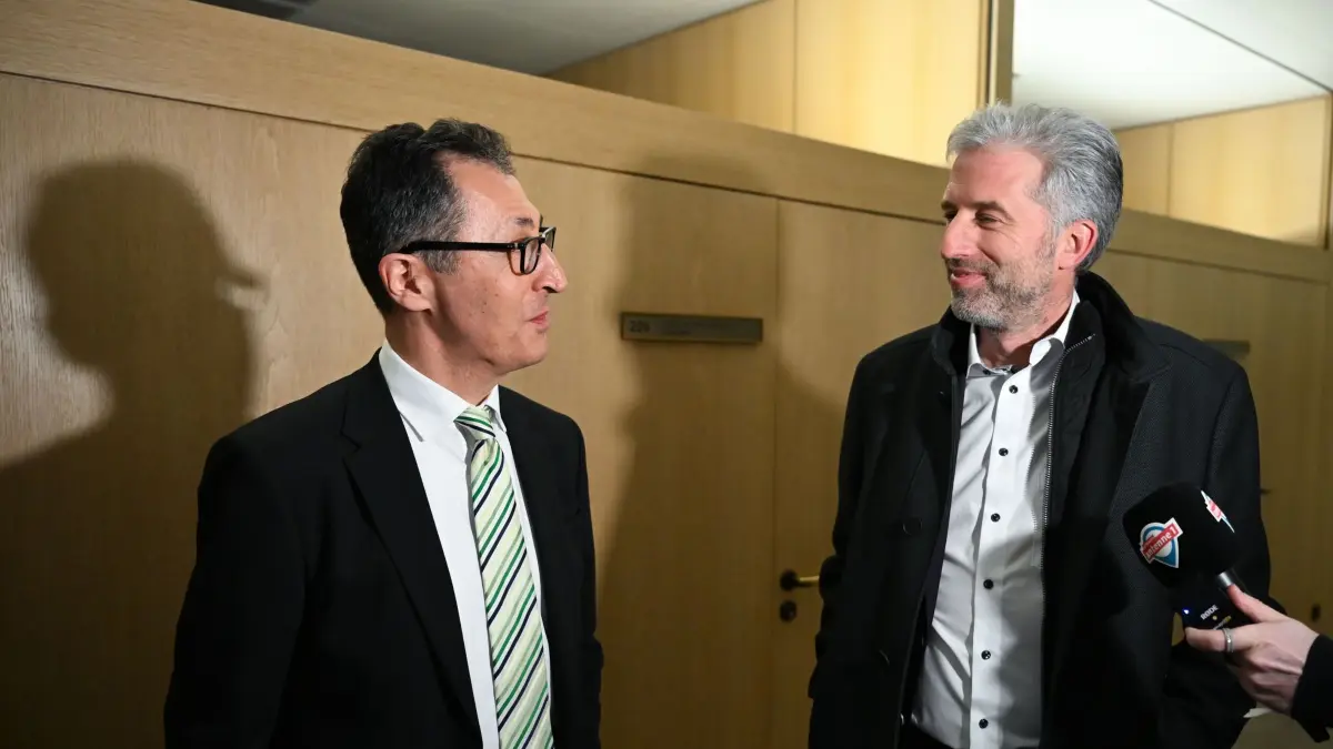 Landtagswahl in Baden-Württemberg: ARCHIV - 08.03.2026, Baden-Württemberg, Stuttgart: Cem Özdemir (l, Bündnis 90 / Die Grünen), Spitzenkandidat für die Landtagswahl in Baden-Württemberg 2026, und Boris Palmer, parteiloser Oberbürgermeister von Tübingen, unterhalten sich nach der Landtagswahl. Am 8. März fand in Baden-Württemberg die Landtagswahl statt. (zu dpa: «Palmer soll Bürokratie-Berater der Landesregierung werden») Foto: Katharina Kausche/dpa +++ dpa-Bildfunk +++