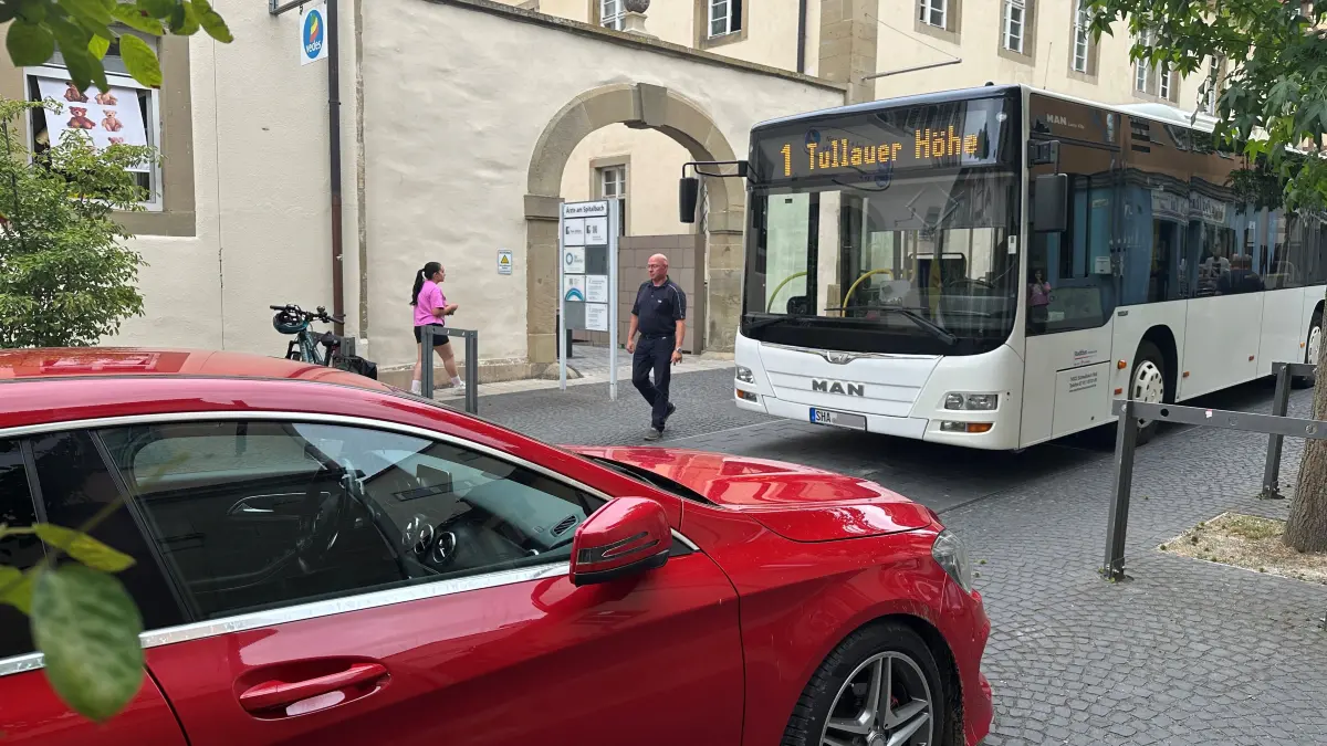 Am Montag bringt ein Auto mit norwegischem Kennzeichen den Busverkehr im Haller Spitalbach zum Stillstand.