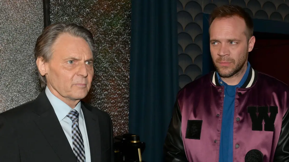 Jo Gerner (Wolfgang Bahro) geht auf Erik (Patrick Heinrich) los.