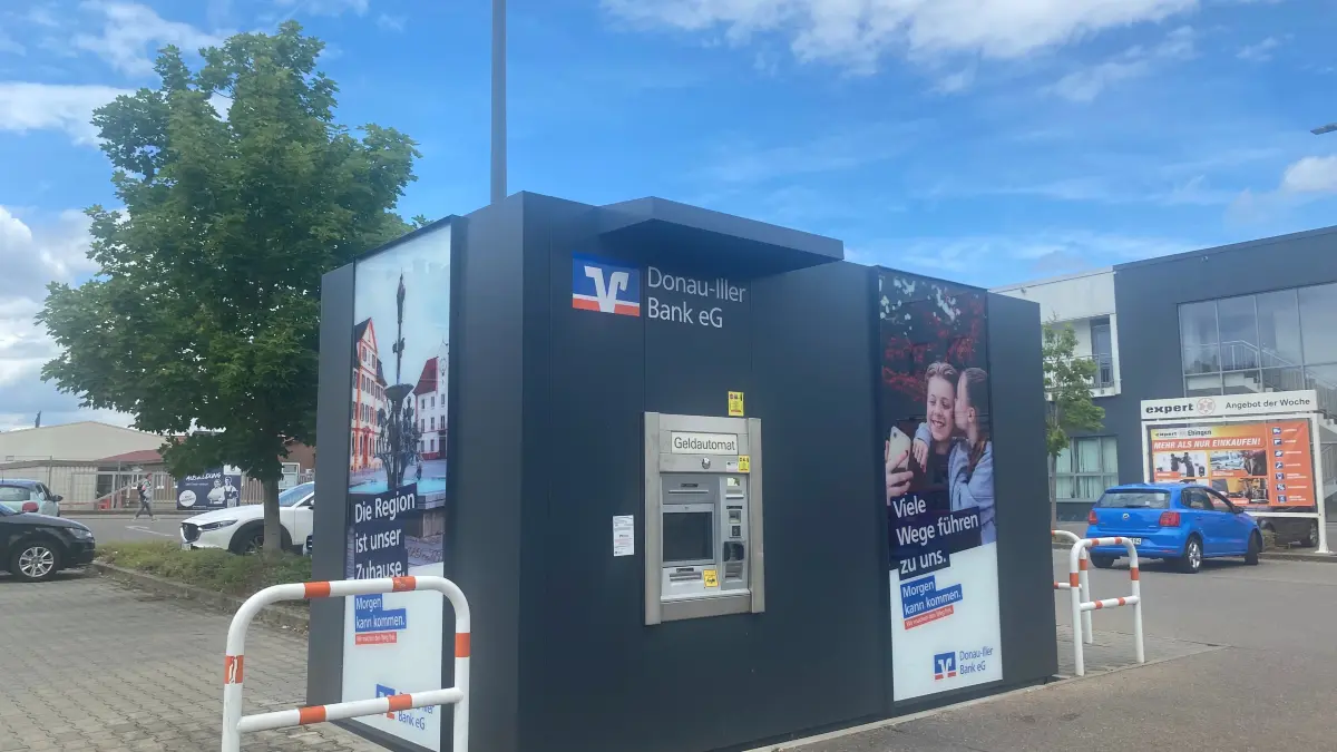 An ihren zehn Filialen mit Menschen drin will die Donau-Iller-Bank festhalten. Die Automaten gewinnen beim Geldabheben jedoch an Bedeutung. Das Foto zeigt den Drive-In-Geldautomaten in der Ehinger Adolffstraße.