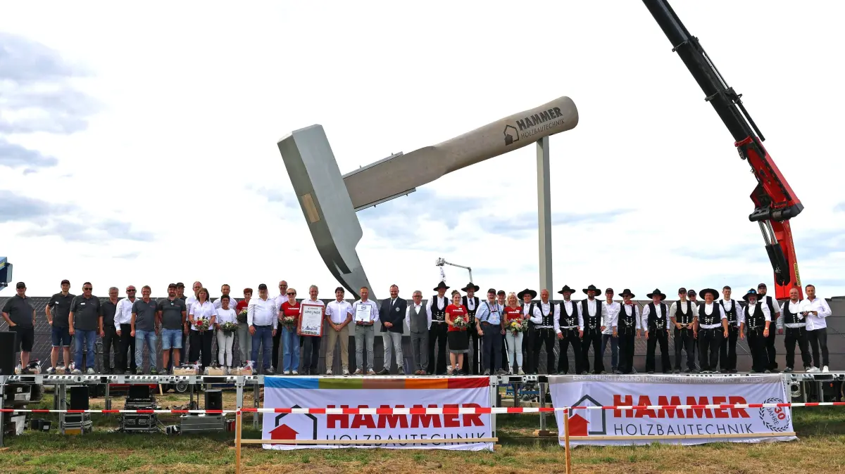 Weltrekord größter Zimmermannshammer Holzbau Hammer in Fichtenberg