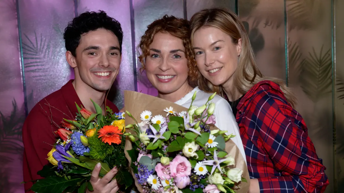 Ex-GZSZ-Liebling Luis (Marc Weinmann) mit seiner Mutter Nina (Maria Wedig) und seiner Tante Jessica (Nina Ensmann).