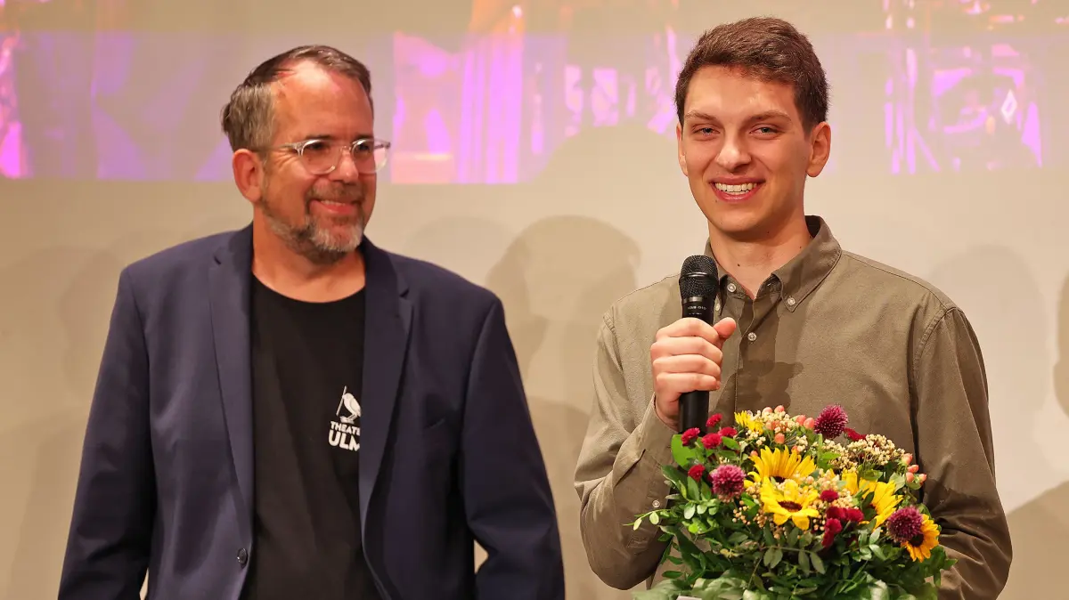 Den Nachwuchspreis erhielt Veranstaltungstechniker und Beleuchter Michl Zechendorff. Der Technische Direktor des Theaters Ulm, Peter Perkovac (links),hielt die Laudatio.
