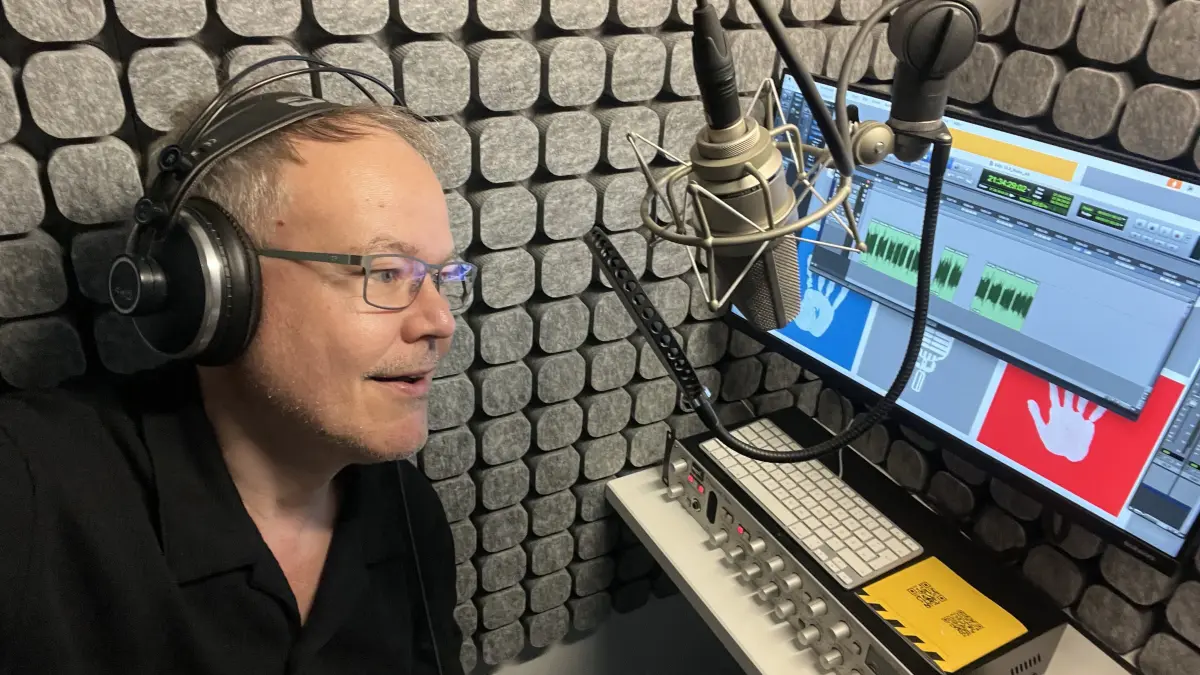 Schauspieler und Sprecher Nils Weyland in seinem Studio