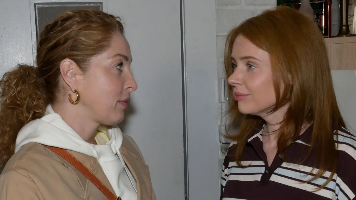 Nina (Maria Wedig) verschweigt Toni (Olivia Marei) die Wahrheit über ihre Geburt.