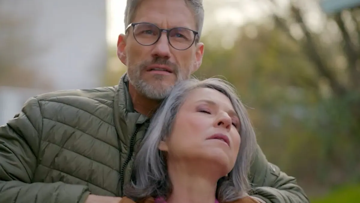 Daniela (Berrit Arnold) sieht ein, dass ihr Mann Henning (Stefan Bockelmann) recht hat. Aber wie soll sie sich bei all dem Stress entspannen?