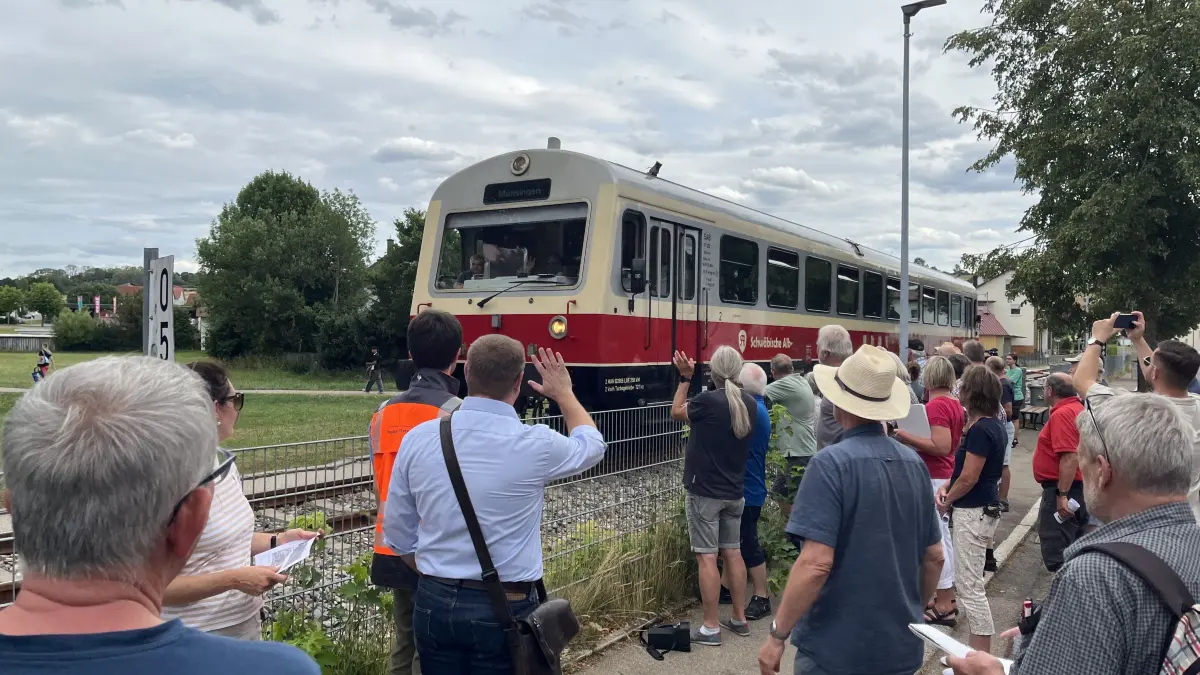 Auf dem Gleis, auf dem aktuell die Schwäbische Alb Bahn fährt, soll in Zukunft auch die Regional-Stadtbahn durch Engstingen fahren. Nun wird geklärt wo der dritte Haltepunkt liegen soll.