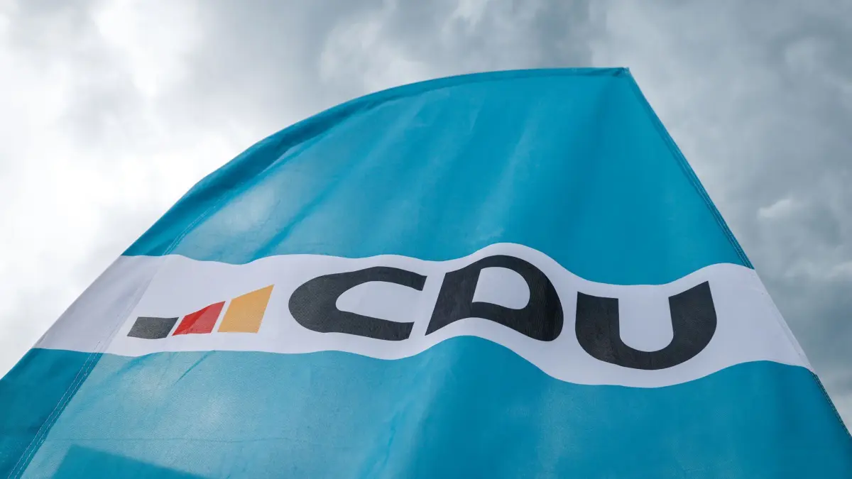 CDU: ARCHIV - 20.06.2026, Bremen: Eine Fahne mit Parteilogo steht vor Beginn des Landesparteitages der Bremer CDU vor dem Veranstaltungssaal. (zu dpa: «Brandenburgs CDU-Wirtschaftsflügel hält an Brandmauer fest») Foto: Focke Strangmann/dpa +++ dpa-Bildfunk +++