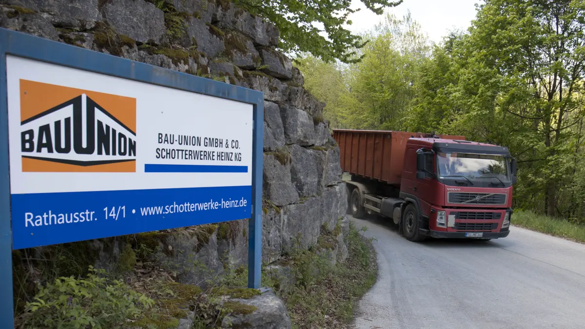 (ohne Überschrift): Vorsicht: Dieses Foto ist möglicherweise nur für den einstigen Verlag Schwäbisches Tagblatt verwendbar. Steinbruch-LKW an der Ausfahrt des Steinbruchs in Frommenhausen. 29.5.2021, Bild: Klaus Stifel
