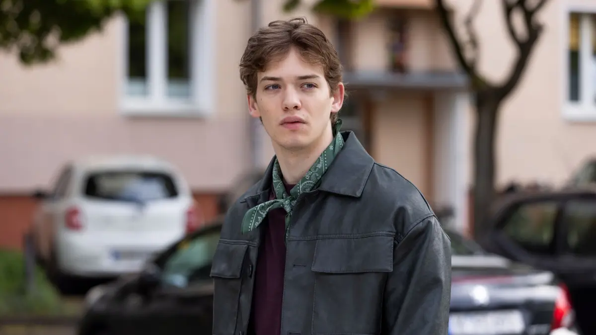 Julius (Lennox Halm) erinnert sich daran, wie nah er seinen Vätern einmal war.