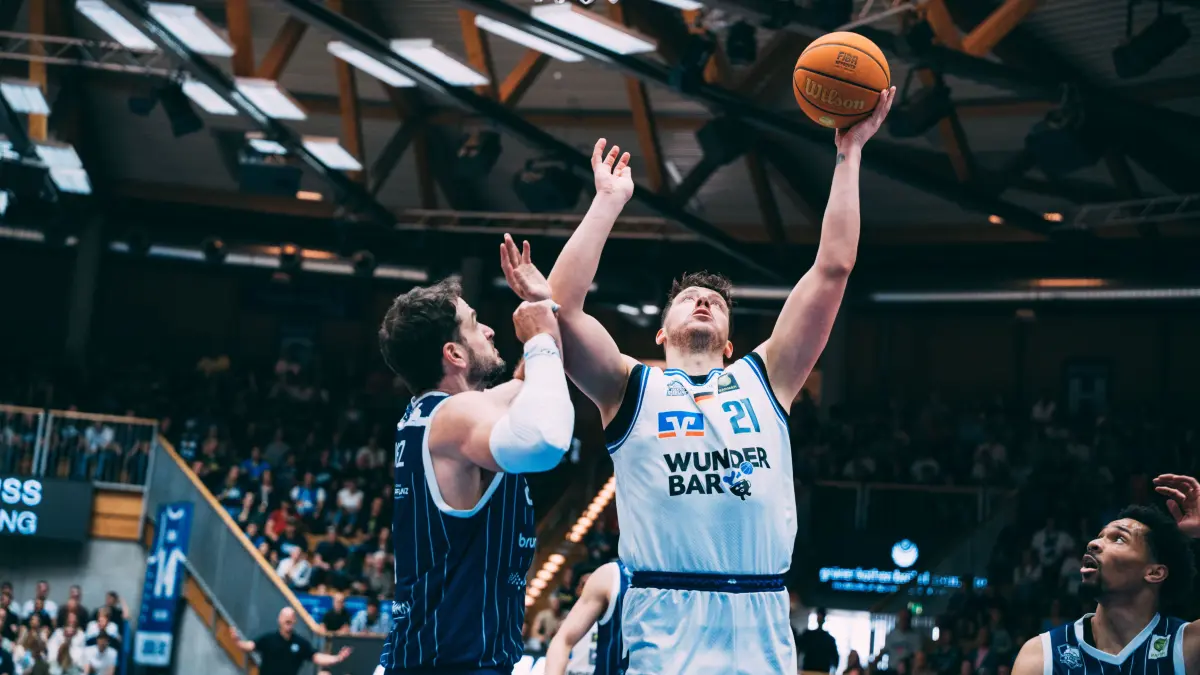 Center Till Isemann trägt auch in der kommenden Runde das Trikot der HAKRO Merlins Crailsheim.
