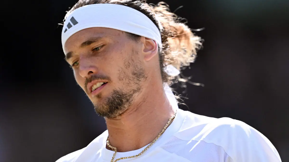 TENNIS-GBR-WIMBLEDON: Germany's Alexander Zverev reacts as he plays against US player Taylor Fritz during their men's singles quarter-final tennis match on the tenth day of the 2026 Wimbledon Championships at The All England Lawn Tennis and Croquet Club in Wimbledon, southwest London, on July 8, 2026. (Photo by Kirill KUDRYAVTSEV / AFP) / RESTRICTED TO EDITORIAL USE