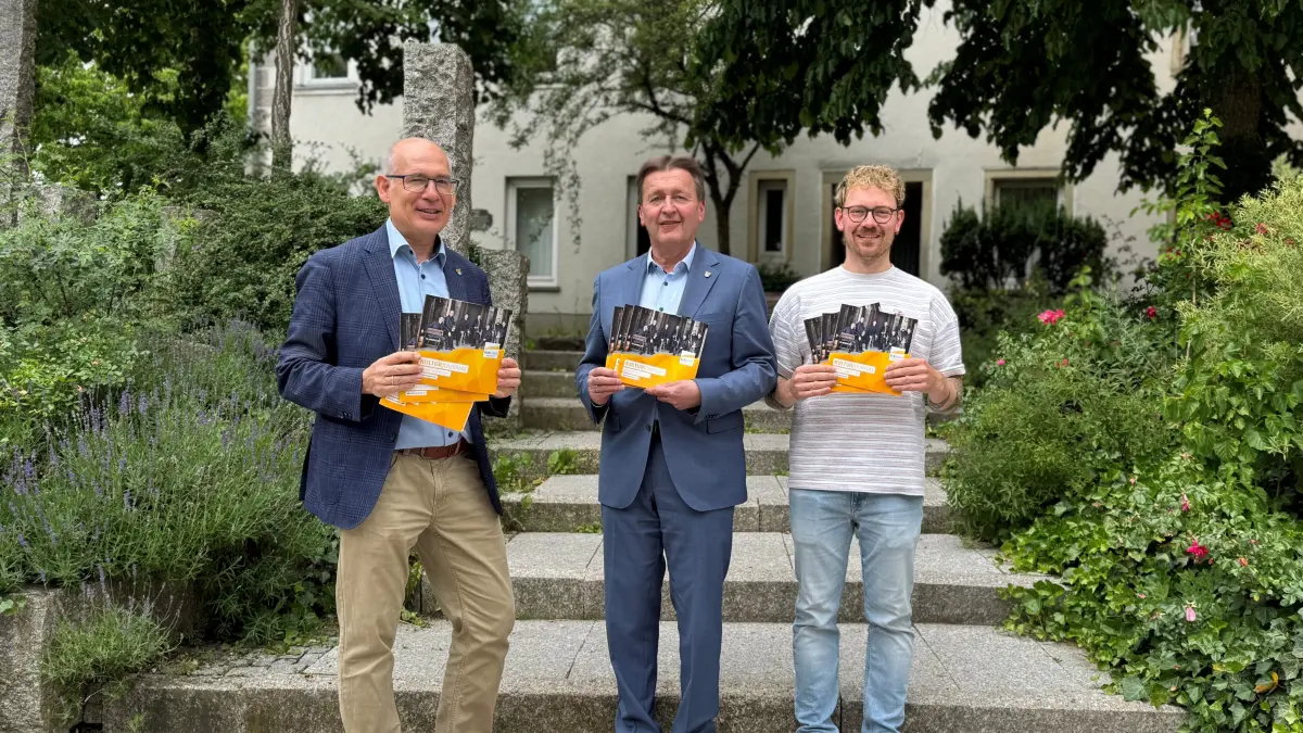 Präsentieren das neue Kulturjournal: Julian Köhnlein (Sachgebietsleitung Veranstaltungen, von links), Oberbürgermeister Roland Tralmer und Martin Roscher (Amtsleiter Kulturamt)