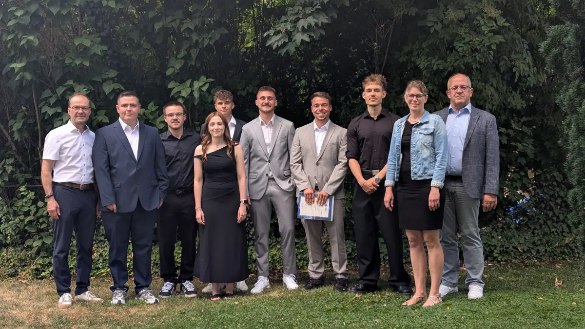 Die Abiturienten der Technischen Oberschule Balingen mit PMH-Schulleiter Matthias Bodmer (links), Klassenlehrerin Annika Bitzer (2. von rechts) und Abteilungsleiter Klaus Reichle (rechts).