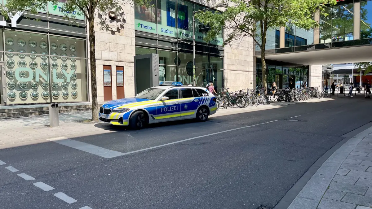 Die Polizei wurde zu einem Einsatz in die Glacis Galerie gerufen. Ein Unbekannter fuchtelte mit einem Messer und schrie lauthals.