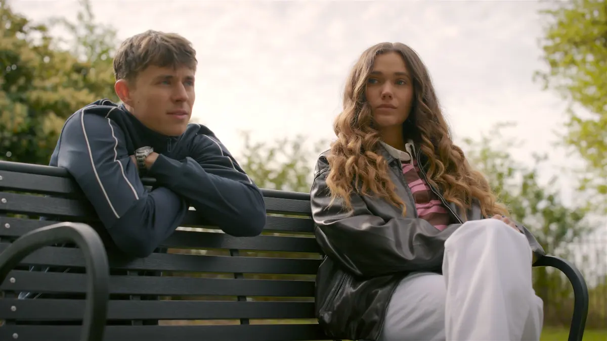 Elias (Robin Schick) lässt sich widerwillig darauf ein, für Joana (Josephine Martz) zu schweigen.