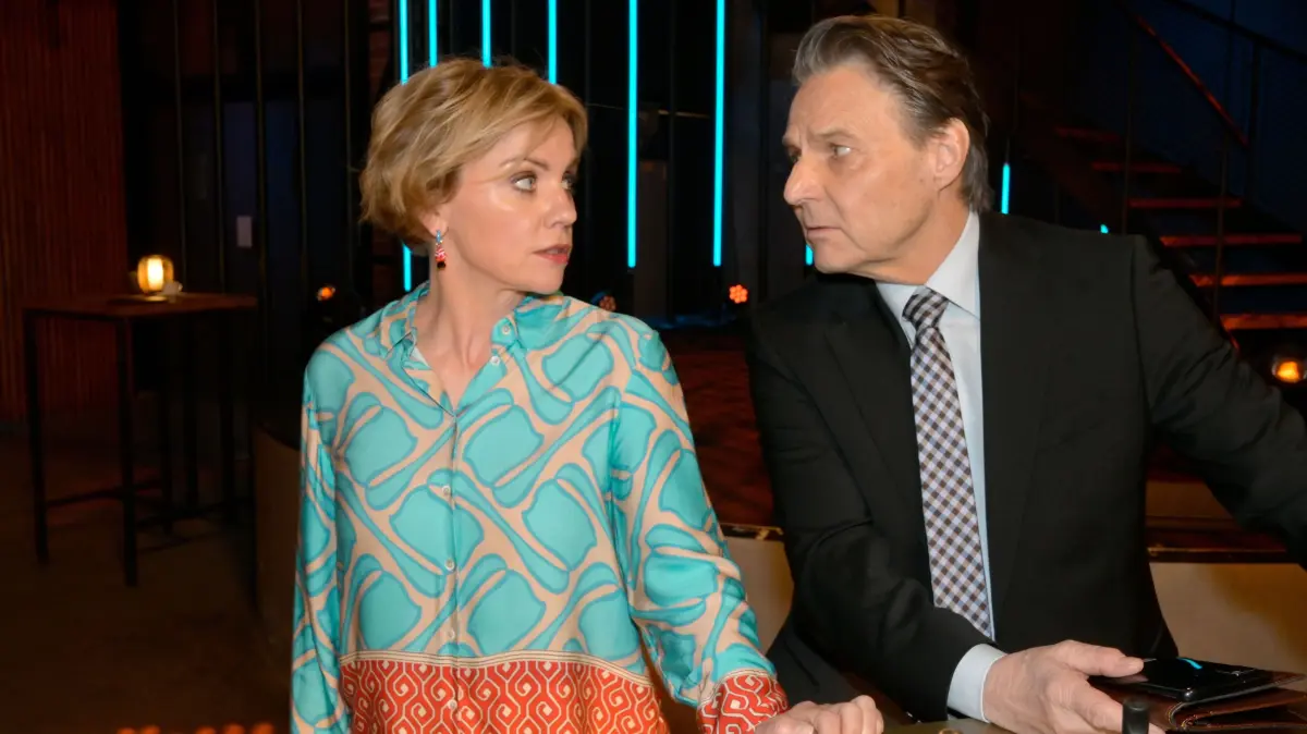 Yvonne (Gisa Zach) bekommt eine schlechte Nachricht von Jo Gerner (Wolfgang Bahro).