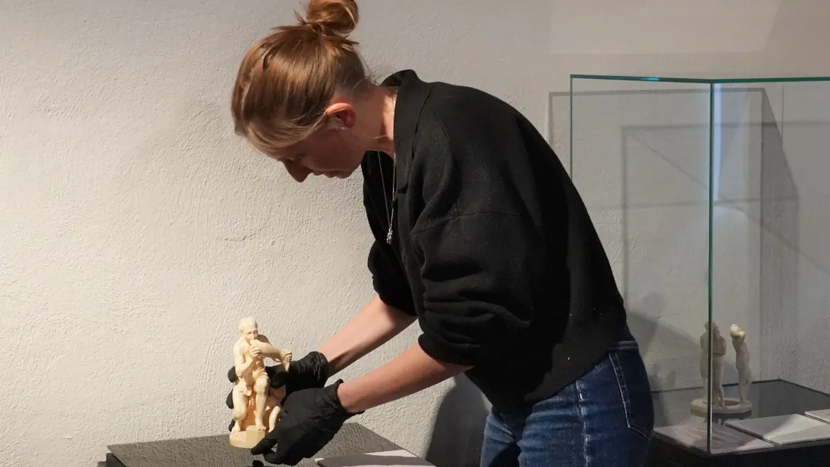 Die Restauratorin Maresa Gerlach vom Württembergischen Landesmuseum Stuttgart stellt "Die Menschenfresserin" von Leonhard Kern vorsichtig in ihre Vitrine im Hällisch-Fränkischen Museum in Schwäbiswhc Hall.