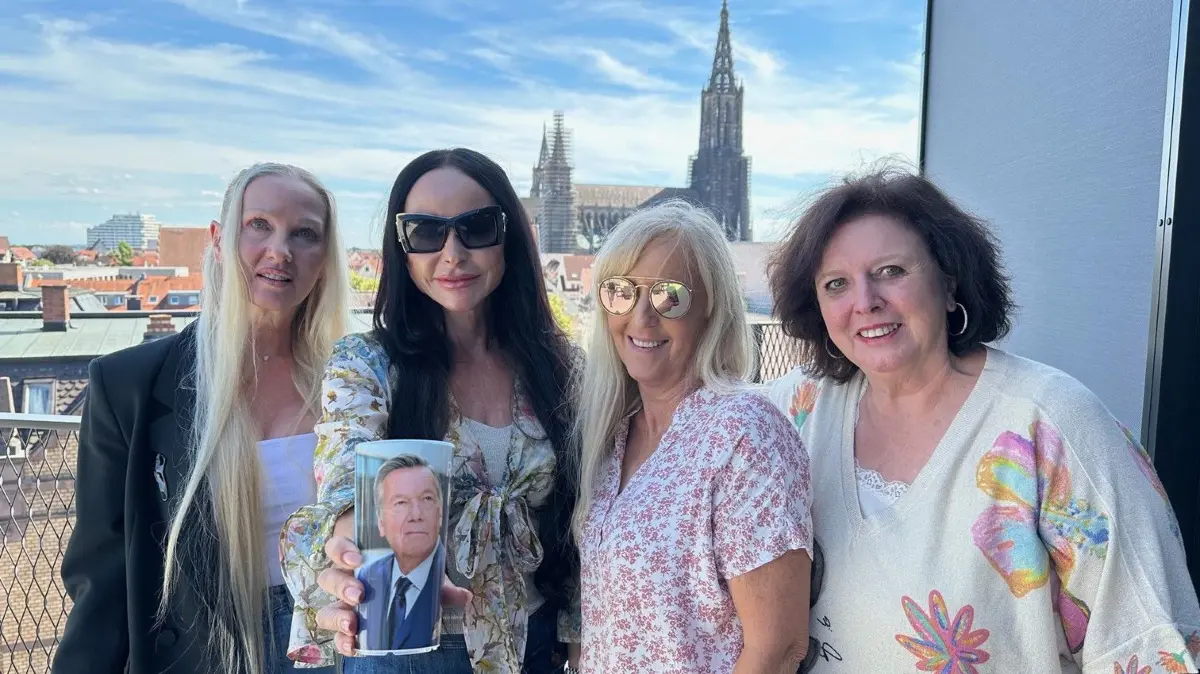 Vier Frauen freuen sich auf das Roland Kaiser Konzert auf dem Münsterplatz (v.l. Mona, Renate, Heike und Eva).