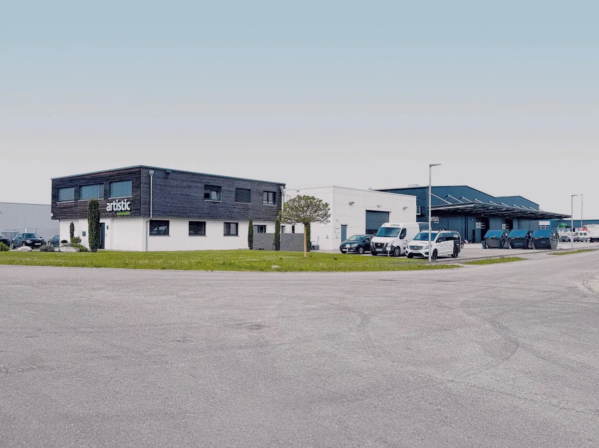 In der Verlängerung zum bisherigen Bürogebäude und der Werbetechnikwerkstatt, bietet ein neuer Anbau den „artistic werbewelten“ in der Bisinger Otto-Hahn-Straße Platz, um wachsen zu können. ⇥Firmenfoto